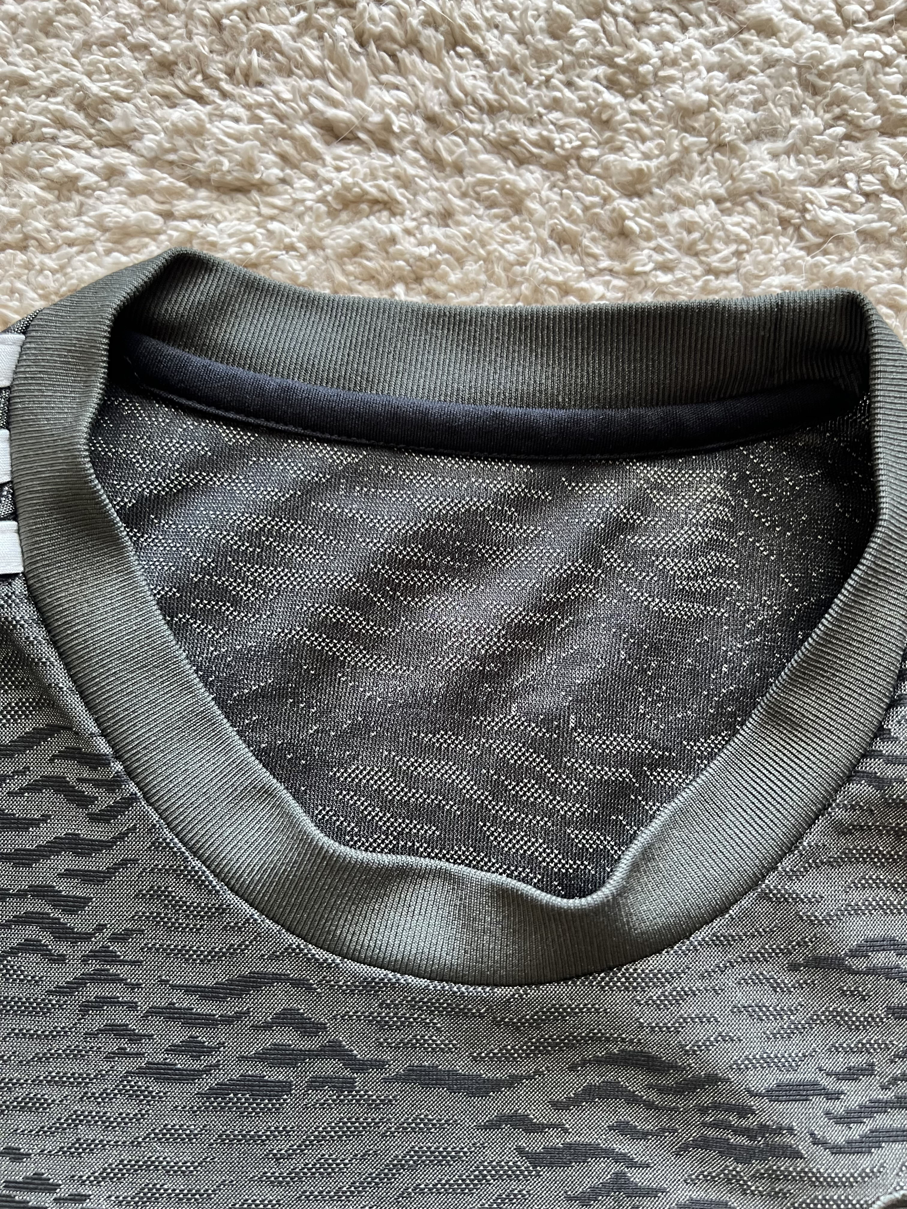 Neck label