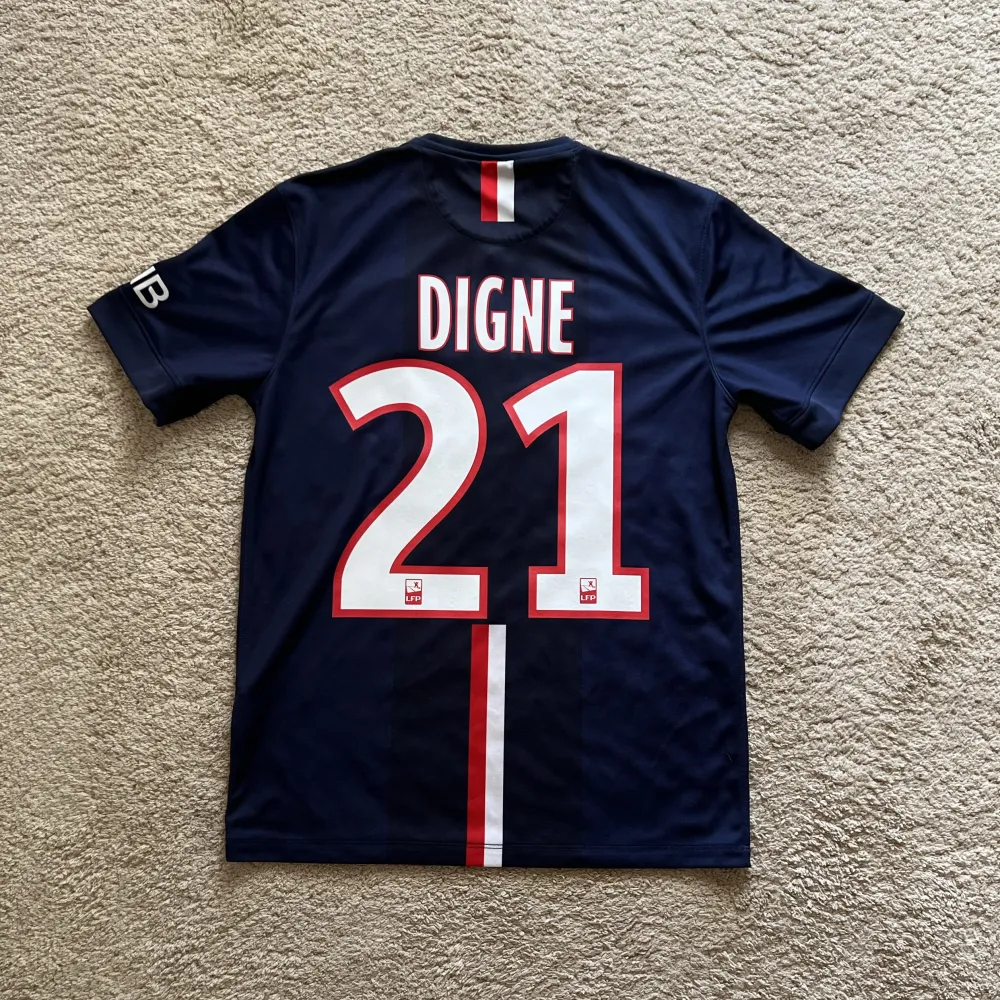 Rear view of PSG 2014/15 Nike Home Shirt (Fly Emirates) - Men's Medium